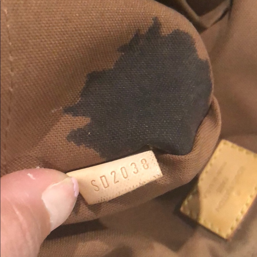 Louis Vuitton - Picture 2 of 5